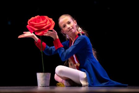 Mala princesa ob vrtnici, foto V.Leban